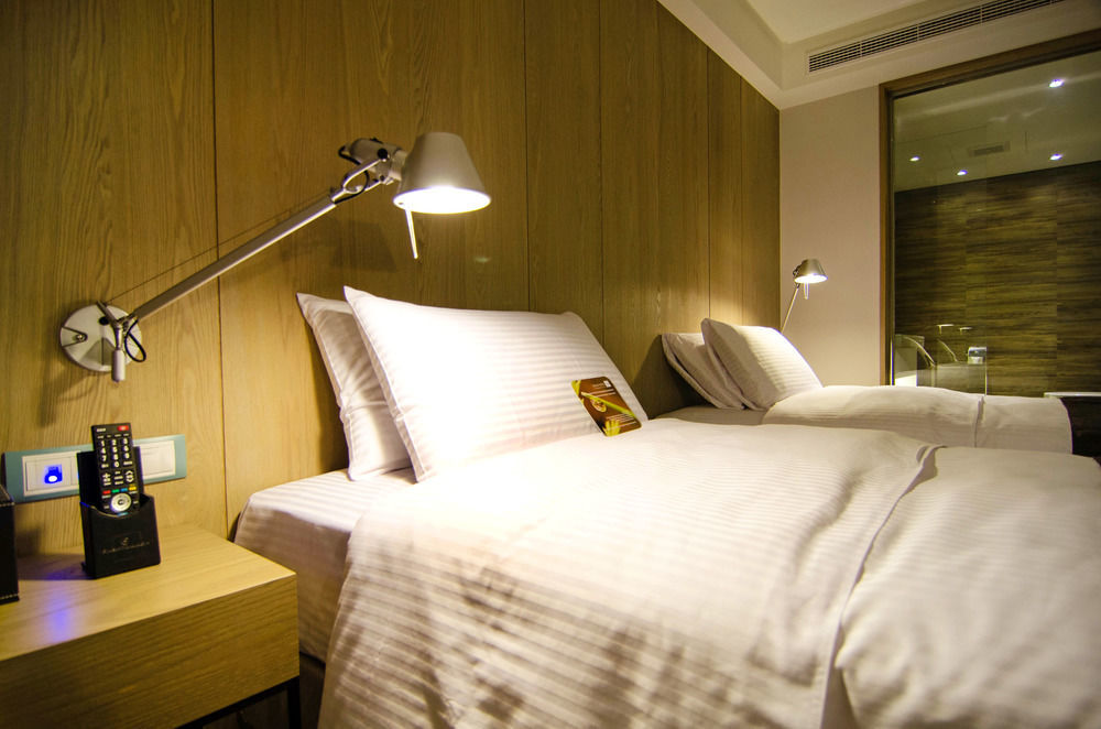 Gogo Hotel Тайджун Екстериор снимка